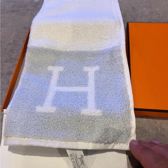 Hermes hand towel NWT box and tissue included - Picture 6 of 6